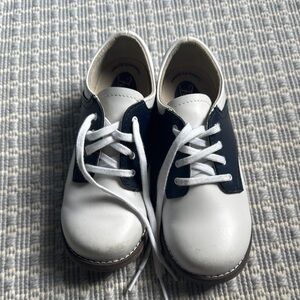 FootMates Classic White Dress Shoes with Navy Accents Cheer 3